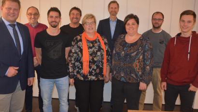 Bild: jr
Mit dieser Mannschaft geht der SV Steinmühle in die kommenden zwei Jahre. Mit dabei sind (von links) Bürgermeister Stefan Grillmeier, Reinhold Faltenbacher, Tobias Santl, Franz Faltenbacher, Lydia Mark, Stephan Andörfer, Gabi Hecht, Markus Thoma und Johannes Rögner.