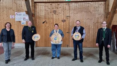 Bild: Maria Hoch/exb
Zweite Bürgermeisterin Rita Salomon (links), Schützenmeister Johannes Schneeberger (rechts) und zweiter Schützenmeister Martin Alwang (Zweiter von links) ehrten die Sieger des Gemeindeschießens.