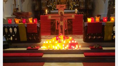 Bild: twg
Die jungen Christen der Pfarrei Pullenreuth brachten ihre Kerzen mit ihren Anliegen zum Altar.