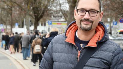 Bild: Gabi Schönberger
Dr. René Meichner pendelt zurzeit zwischen Intensivstation und Impfzentrum hin und her. Auf dem Weg zwischen Klinikum und BRK-Sitz kommt er seit einigen Tagen an langen Schlangen von Impfwilligen vorbei, die im Sommer einen Bogen um das Impfzentrum gemacht haben.