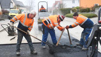 Bild: Gabi Schönberger
Letzte Arbeiten auf der Baustelle Mooslohstraße. Auf dem frisch asphaltierten Untergrund kann ab Freitagmittag der Verkehr wieder rollen.