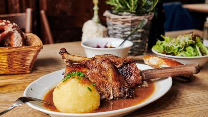 Symbolbild: www.push2hit.de - stock.adobe.com
Traditionell gesehen, ist die Ente das klassische Weihnachtsessen. Den Gänsebraten gab es früher zu Martini.