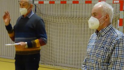 Bild: hou
Fensterbach hat zwei neue Feldgeschworene. In der Dürnsrichter Schulturnhalle wurden Hans Hermann (links) und Erwin Bauer bei einer Gemeinderatssitzung auf ihr Amt vereidigt. Ihre Berufung geschieht auf Lebenszeit.