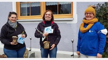 Bild: LBV/exb
Martina Käck (links) und Anni Loistl (Mitte) sind vom LBV für ihre schwalbenfreundlichen Häuser ausgezeichnet worden. Die Sprecherin der Ortsgruppe Weiden-Neustadt, Verena Bauer, überreicht den beiden Frauen die Plaketten.