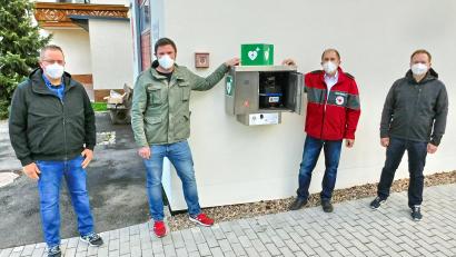 Bild: hai
Der neueste Defi in der Region befindet sich im Speichersdorfer Ortsteil Guttenthau. Das Bild zeigt (von links) Bernd Pöhlmann (Kommandant der Feuerwehr Guttenthau-Roslas), Michael Kaußler (Vorsitzender der Feuerwehr Guttenthau-Roslas), Karl Bernet (ehrenamtlicher AED-Instruktor vom BRK) und Bürgermeister Christian Porsch.