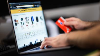 Symbolbild: Mohssen Assanimoghaddam
Wenn Sie online einkaufen, sollten Sie keinesfalls via Vorkasse bezahlen, rät die Verbraucherzentrale.
