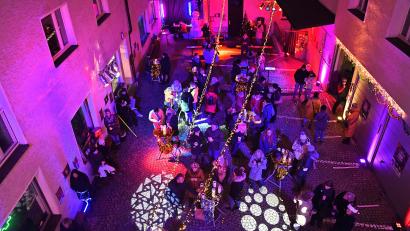 Bild: Petra Hartl
Unter dem weihnachtlichen Sternenhimmel haben es die Gäste am "Winterhoffest" genossen, der Musik zu lauschen, Glühwein zu trinken und brasilianisches Essen zu probieren.