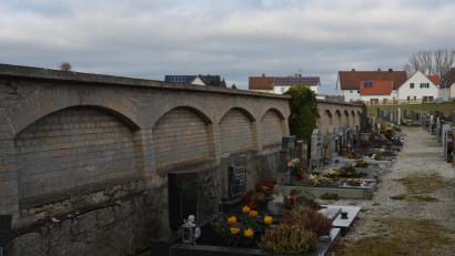 Bild: dob
Was aus der schadhaften Friedhofmauer wird, muss man in naher Zukunft sehen.