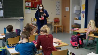 Bild: wel
Sozialpädagogin Maria Rötzer hat alle Klassen der Grundschule besucht und sich und ihre Arbeit vorgestellt. Jedes Kind hat den neuen Flyer erhalten, in dem das Beratungsangebot der Sozialpädagogin dargestellt ist.