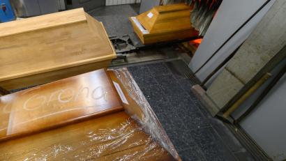 Bild: Robert Michael/Dpa
Die Zahl der Corona-Toten hat eine traurige Marke überschritten.