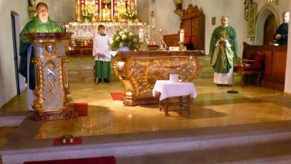 Bild: mad
Regionaldekan Holger Kruschina (rechts) stattete der Pfarrei Schwarzhofen einen Besuch ab.