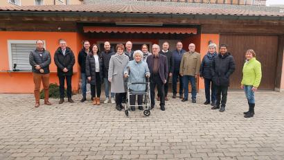 Bild: bsc
Ihren 100. Geburtstag feierte Anna Rückerl (vorne). Am Ehrentag gab es zahlreiche Glückwünsche von Familie und Vereinen, aus Politik und katholischer Kirchengemeinde. Zusammen mit Sohn Meinhard Rückerl (vorne rechts), Enkelin Sabine Rückerl (vorne links) und Enkel Dieter Rückerl (hinten, Sechster von links) freute sich die Jubilarin über die Gratulanten.