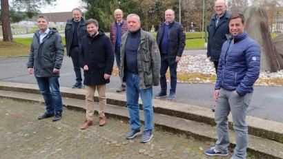 Bild: Firma Buchtal/exb
Besuch bei Buchtal: Das Bild zeigt (von links) Andreas Kramer, Thomas Betz, Peter Neumeier, Anton Zilker, Berthold Braun, Gerhard Brunner, Rolf Klebl und Stefan Bartl-Schöls (von links).