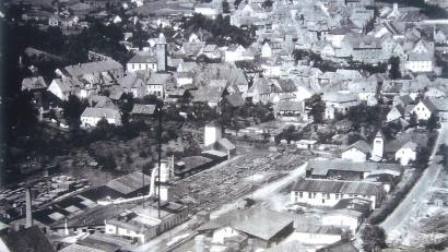 Bild: Danhauser-Firmengruppe
Blick auf das ehemalige Danhauser-Gelände (Vordergrund) am Ramgraben. Oben ist die Altstadt mit der Pfarrkirche St. Johannes zu sehen, unten erkennt man noch die Bahngleise.