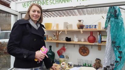 Bild: hka
Jeder darf sich kostenlos nehmen, was ihm gefällt: Die Sulzbach-Rosenbergerin Nicole Glück füllt den Verschenke-Schrank "Freu dich Frieda" mit gebrauchten Dingen, von denen sich ihre Familie getrennt hat.
