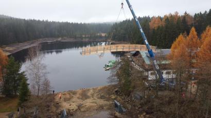 Bild: exb
Die große Brücke wird eingehoben.