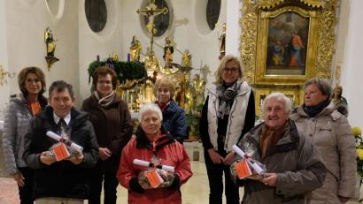 Bild: le
Als der handgeflochtene Adventskranz des Seniorenkreises im Altarraum befestigt war, gab es eine weitere Überraschung. Marlene Noetzel vom Seniorenkreis überreicht Pfarrer Max Früchtl eine Spende von 500 Euro für die Sanierung des Kirchturms.
