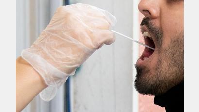 Symbolbild: Kay Nietfeld
Nico Althaus hat, wie der Mann auf diesem Foto, einen PCR-Test machen lassen. Der kam mit positivem Ergebgnis zurück. Seinen Isolationsbescheid vom Landratsamt hat er auch über eine Woche nach dem Test nicht.