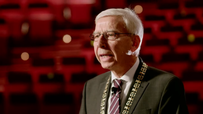 Screenshot: gib
Wieder allein im Audimax: Wie schon 2020 begrüßte Uni-Präsident Udo Hebel die Gäste des Dies academicus wegen der Corona-Lage virtuell.