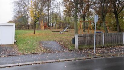 Bild: kgg
Der Spielplatz an der Lämmerstraße (Bild) ist nicht zur Fahrbahn hin gesichert, was zu gefährlichen Situationen führen könnte, beklagte SPD-Stadtrat Helmut Zeitler jüngst in der öffentlichen Sitzung.