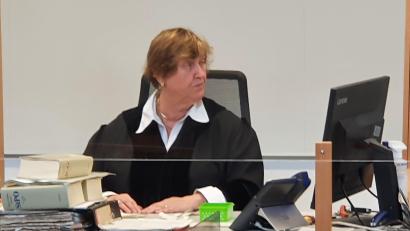 Bild: Hösamer
Amtsgerichtsdirektorin Petra Froschauer am Richtertisch, vor ihr ein grüner Korb mit Losen.