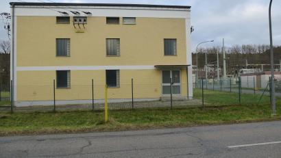 Bild: bk
Zwischen Lohbachwinkel und Hüttenwerksiedlung wird nicht nur das Schaltgebäude durch einen Neubau ersetzt. Es geht auch um die Ertüchtigung der gesamten technischen Anlage