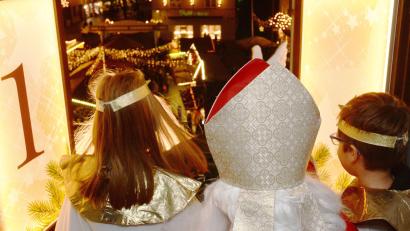 Archivbild: Gabi Schönberger
Trotz Pandemie wird es auch heuer wieder einen Adventskalender am Alten Rathaus in Weiden. Anders als bei der Veranstaltung auf dem Bild aus einem vergangenen Jahr, müssen sich die Besucher dieses Mal an die 2G-plus-Regel halten.