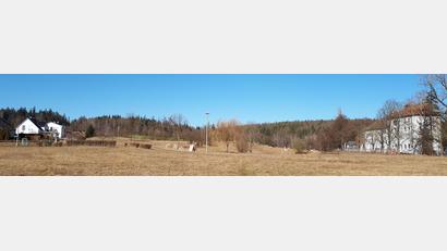 Bild: pz
Auf dem Gelände zwischen der Zieglerbrauerei (rechts) und der Bebauung am Pencoedring errichtet die Stadt Waldsassen das dritte Kinderhaus.