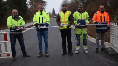 Bild: bö
Die Mendorferbucher Straße in Hohenburg ist freigegeben (von links): Hubert Englhard von der Geschäftsleitung der den Bau ausführenden Firma, Bauleiter Michael Weizer, Bürgermeister Florian Junkes, Polier Markus Mederer und Georg Rumpler vom Ingenieurbüro Renner und Hartmann.
