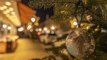 Bild: dtr
Kinder, Senioren und weitere Marktredwitzer wollen mit der Aktion ein bisschen festliche Stimmung in die gute Stube der Stadt zaubern.