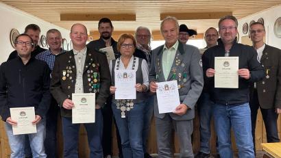 Bild: dl
Der Gauschützenmeister gratulierte den Geehrten. Im Bild (von links) Michael Baumgärtner, Thomas Graf, Richard Rötzer, Hans Kern, Heiko Gruber, Anna Höfler, Konrad Liegl, Hubert Höfler, Rudolf Butschbach, Ernst Berger, Mario Donat und Gauschützenmeister Norbert Nietfeld..