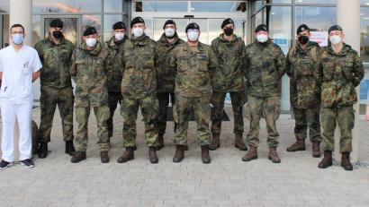 Bild: Marie Ehras/exb
Stellvertretender Vorstand Thomas Baldauf (links), Stephan Röthenbacher (Leitung Station C2) und Melanie Walch (rechts, Stabstelle Pflegedirektion) mit den Soldaten, die ansonsten in Pfreimd stationiert sind.