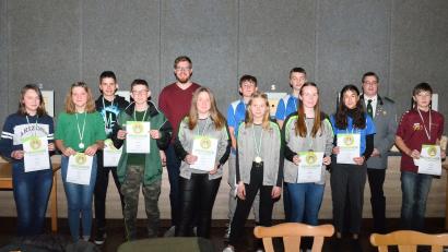 Bild: fjo
Die drei besten in jeder Klasse erhalten durch Valentin Kellner (Fünfter von links) und Gauschriftführer Dominik Brenner (Zweiter von rechts) Urkunden und Sachpreise beim Gaujugendschießen.