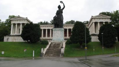 Bild: Andrew Bossi/Wikipedia
Die Ruhmeshalle thront mit der 20 Meter hohen Bavaria über der Theresienwiese in München.
