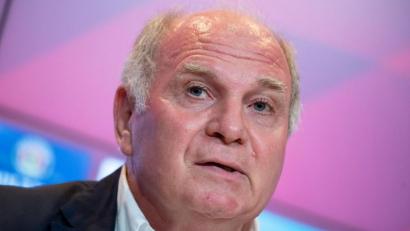 Bild: Sven Hoppe
Uli Hoeneß, damaliger Präsident vom FC Bayern München, spricht. Foto: Sven Hoppe/dpa