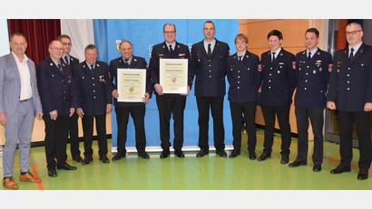 Bild: bö
Bei einem Ehrenabend verabschiedet die Gemeinde Ebermannsdorf zwei scheidende Kommandanten (von links): Bürgermeister Erich Meidinger, Gerhard Buchold, Matthias Wirth, Richard Scharf, Hubert Huger (alle Pittersberg), Roland Kolbeck, Stephan Mandl, Christian Gresser, Philipp Lasser, Thomas Pirzer und Mathias Storch (alle Ebermannsdorf).