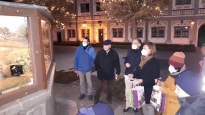 Bild: pz
Museumsleiter Hans Zölch (Zweiter von links) erläuterte bei der kleinen Eröffnungsfeier die von ihm gestaltete Krippe.