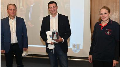 Bild: gf
Mit einem Geschenk bedankt sich Bürgermeister Hermann Böhm (links) bei Michael Schröter (Mmitte), der als Lebensretter schon mit der Christophorus-Medaille ausgezeichnet worden ist. Stolz ist auch Silke Kunz (rechts), die Vorsitzende des Fördervereins für die First Responder Poppenricht, denn Michael Schröter will sich auch künftig als First Responder für die Rettung anderer einsetzten.
