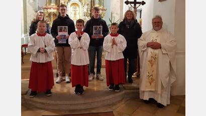 Bild: rgl
Vordere Reihe von links: Elias Bodensteiner, Jakob Post, Christoph Zeiler, Pfarrer Arnold Pirner. Hintere Reihe von links: Martina Reisnecker, David Reisnecker, Maximilian Post, Simone Ott.