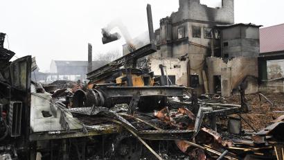 Archivbild: Petra Hartl
Ein Trümmerhaufen: So sah es vor einem Jahr nach dem Brand auf dem Gelände der Zimmerei Holzner aus.