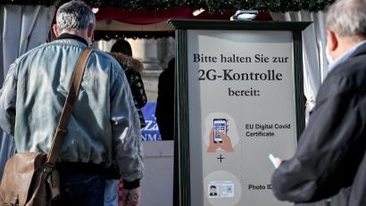 Symbolbild: Britta Pedersen
Besucher stehen bei der 2G-Kontrolle am Gendarmenmarkt in Berlin Auch in Bayern ist der Einlass fast überall streng reglementiert.