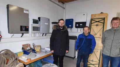 Bild: no
Im Technikraum der neuen Anlage (von links): Pfarrer Johannes Arweck, Kirchenpfleger Peter Falk und Pfarrgemeinderatsmitglied Stefan Neudecker.