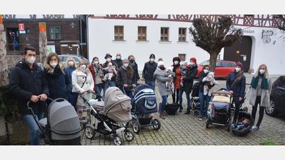 Bild: jr
Die Eltern mit den Neugeborenen am Marktplatz zusammen mit Bürgermeister Klaus Meyer (Mitte) sowie Kinderhausleiterin Manuela Gatter (Fünfte von rechts).