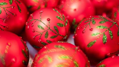 Symbolbild: Nicolas Armer/dpa
In der Amberger Innenstadt geriet der Schmuck an den aufgestellten Christbäumen ins Visier einer verwirrten Frau.