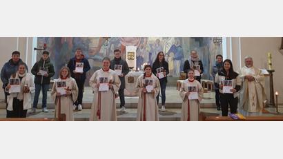 Bild: rgl
Pfarrer Arnold Pirner und den Ministrantenbetreuerinnen Silvia Ippisch und Alexandra Voit verabschiedeten langjährige Ministranten.