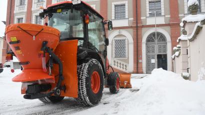 Archivbild: Gabi Schönberger
Anfang dieses Jahres hatte der Winterdienst einiges zu tun in Weiden und wie hier vor dem Landratsamt in Neustadt. An Weihnachten allerdings ist es grün geblieben. Heuer wieder?