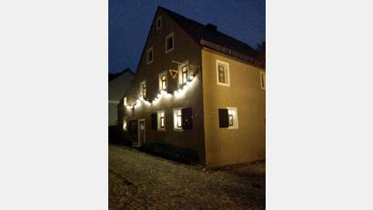 Bild: hev
Die weihnachtliche Beleuchtung am Taubnschusterhaus stimmt auf den Advent ein. In dem Anwesen werden auch weiterhin Ausstellungen gezeigt.