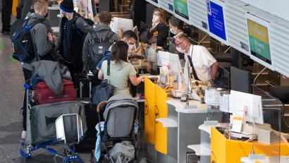 Bild: Boris Roessler/dpa
Passagiere stehen beim Check-in am Flughafen Frankfurt. Nach der Entdeckung einer neuen Virusvariante will die Bundesregierung den Flugverkehr mit Südafrika einschränken.