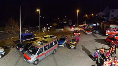Bild: Roland Löb
Blaulichtfahrzeuge und Spezialgerät sammelten sich im Hof des Neuhauser Gerätehauses zur Vermisstensuche.