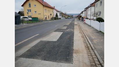 Bild: hmr
Die Pfaffenreuther Straße ist jetzt wieder frei befahrbar. Im Frühjahr sollen die Arbeiten fortgesetzt werden.